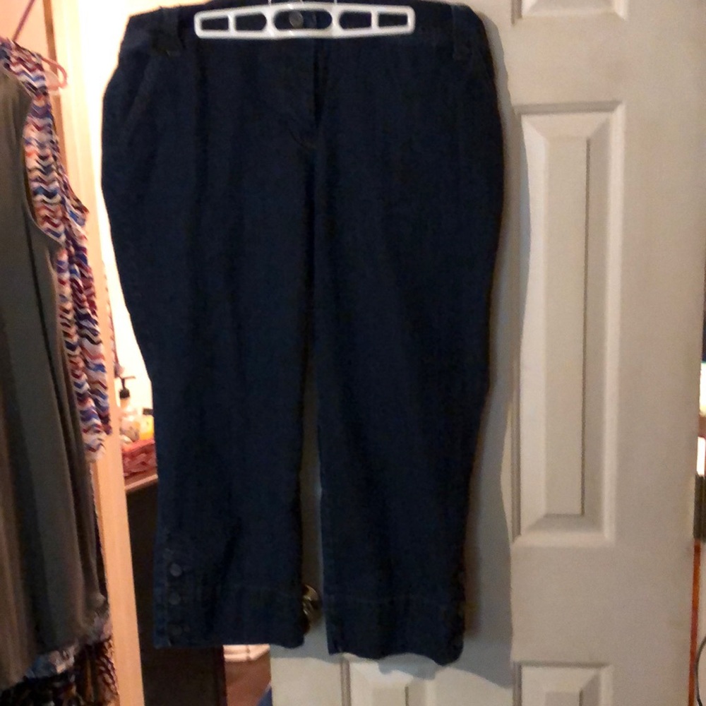 Bottom of each leg has 3 buttons